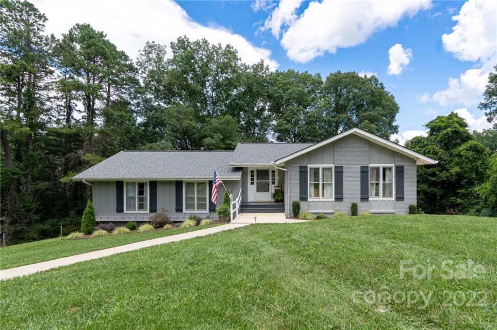 187 Pine Lake Dr., Horse Shoe, NC 28742