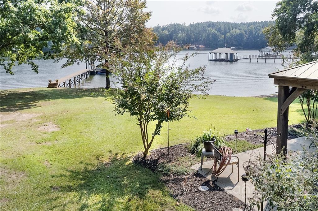 8917 Oakwood Cir., Sherrills Ford, NC 28673