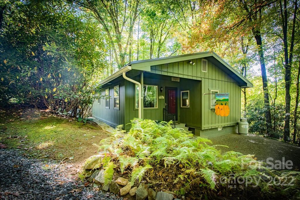 1272 Rosemount Rd., Sylva, NC 28779