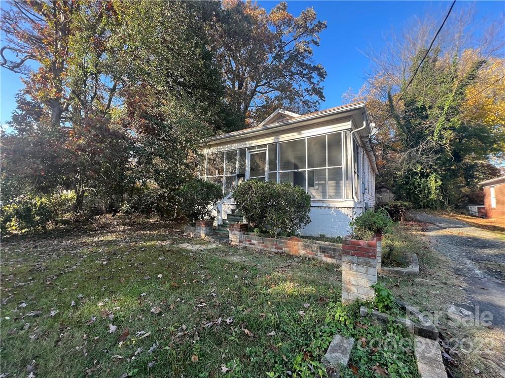 1610 Catherine Simmons Ave., Charlotte, NC 28216