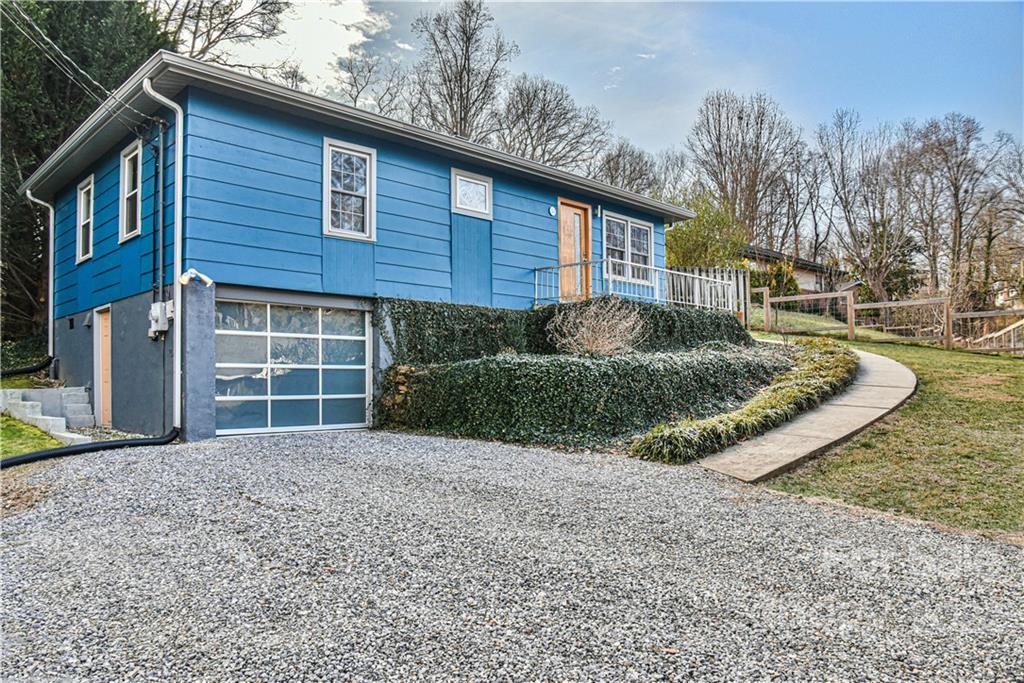 34 Tanglewood Dr., Asheville, NC 28806