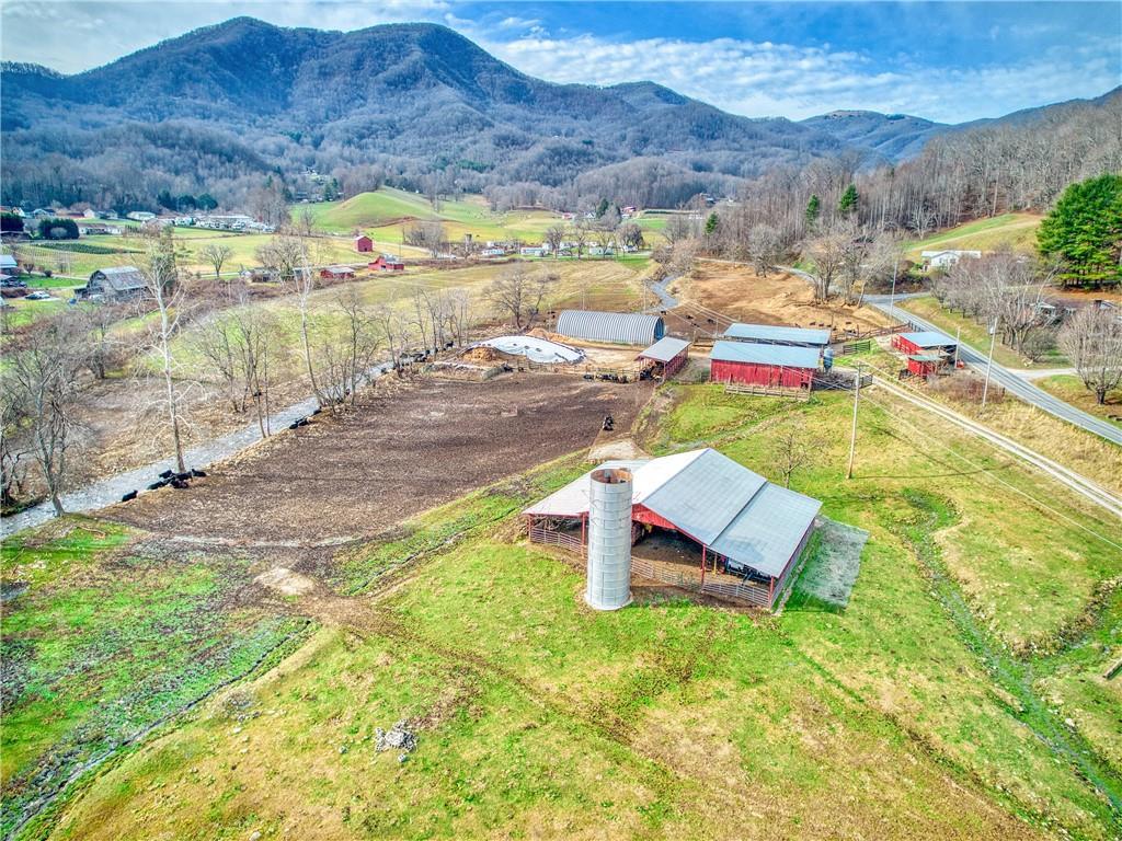 966 Hemphill Rd., Waynesville, NC 28785