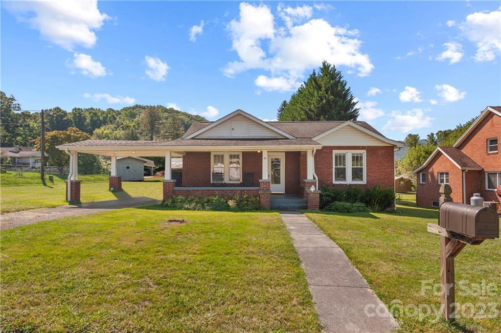 33 Carolina Ave., Waynesville, NC 28786