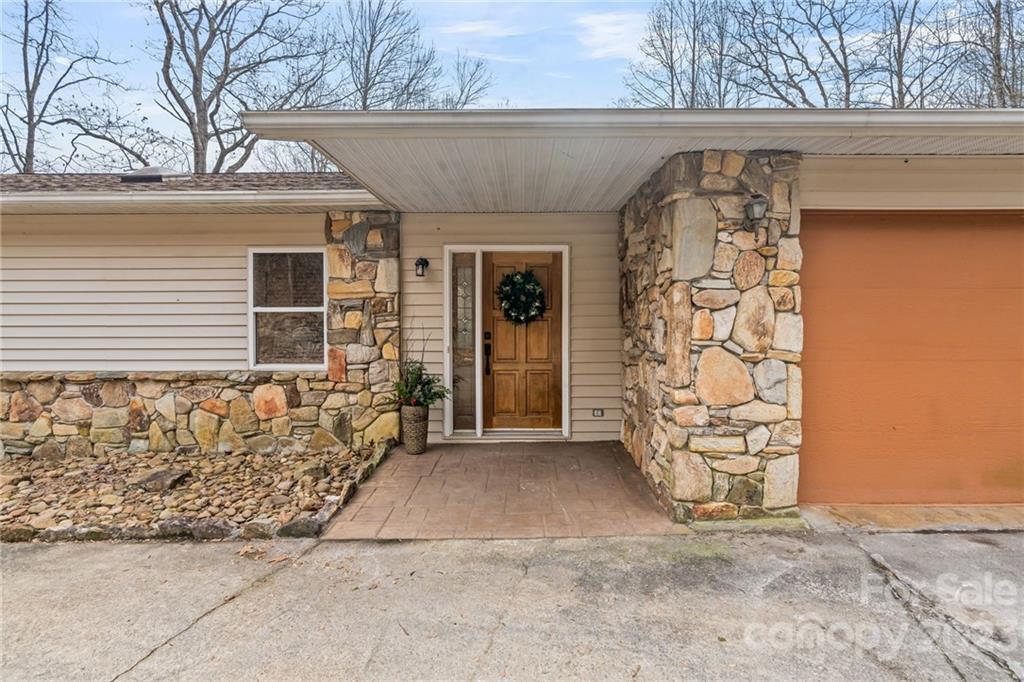 668 Finley Cove Rd., Hendersonville, NC 28739