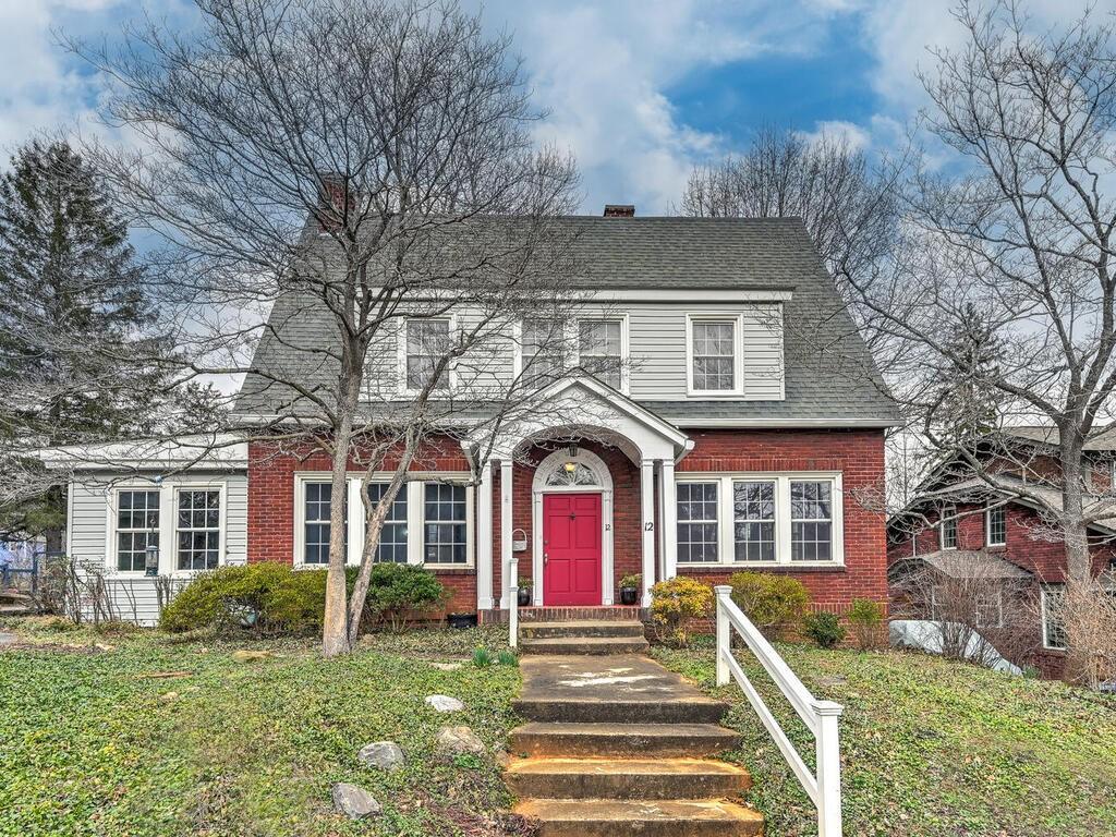 12 Colonial Pl., Asheville, NC 28804