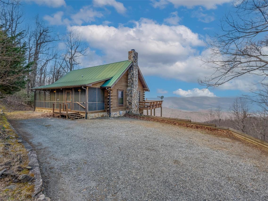 3717 White Oak Mountain Rd., Columbus, NC 28722
