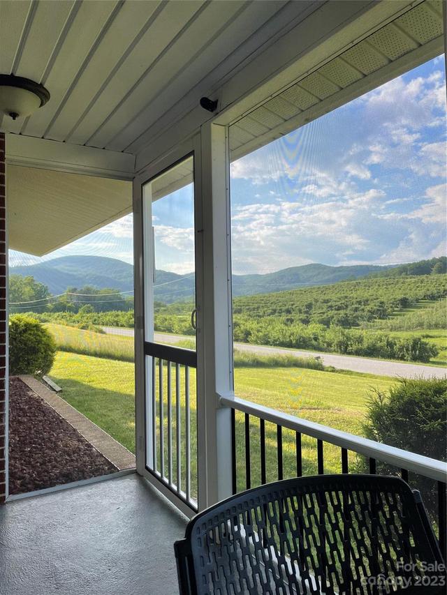 912 Apple Valley Rd., Hendersonville, NC 28792