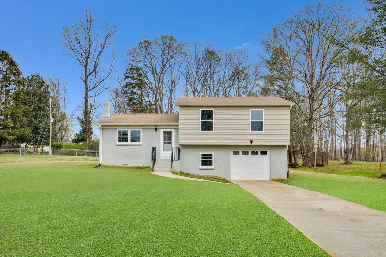 169 Mapleleaf Rd., Statesville, NC 28625
