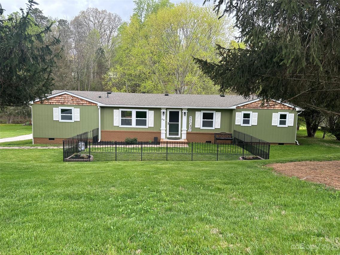 32 Reeves Rd., Leicester, NC 28748