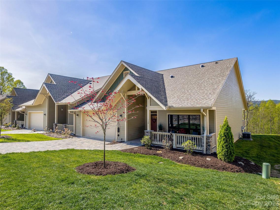 128 Copper Valley Ln., Hendersonville, NC 28739