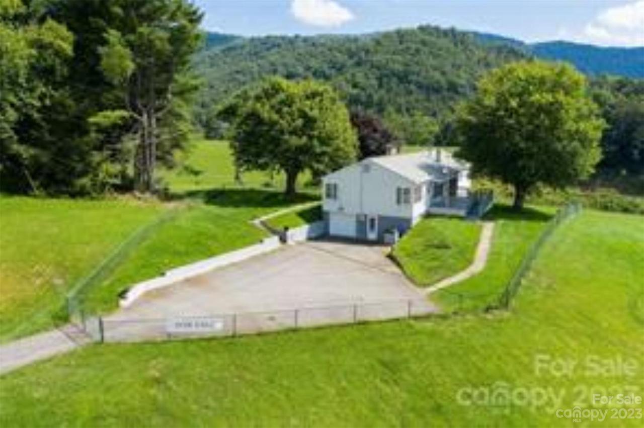 412 Palmer Rd., Waynesville, NC 28786