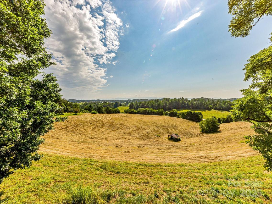 703 Crestview Dr., Leicester, NC 28748