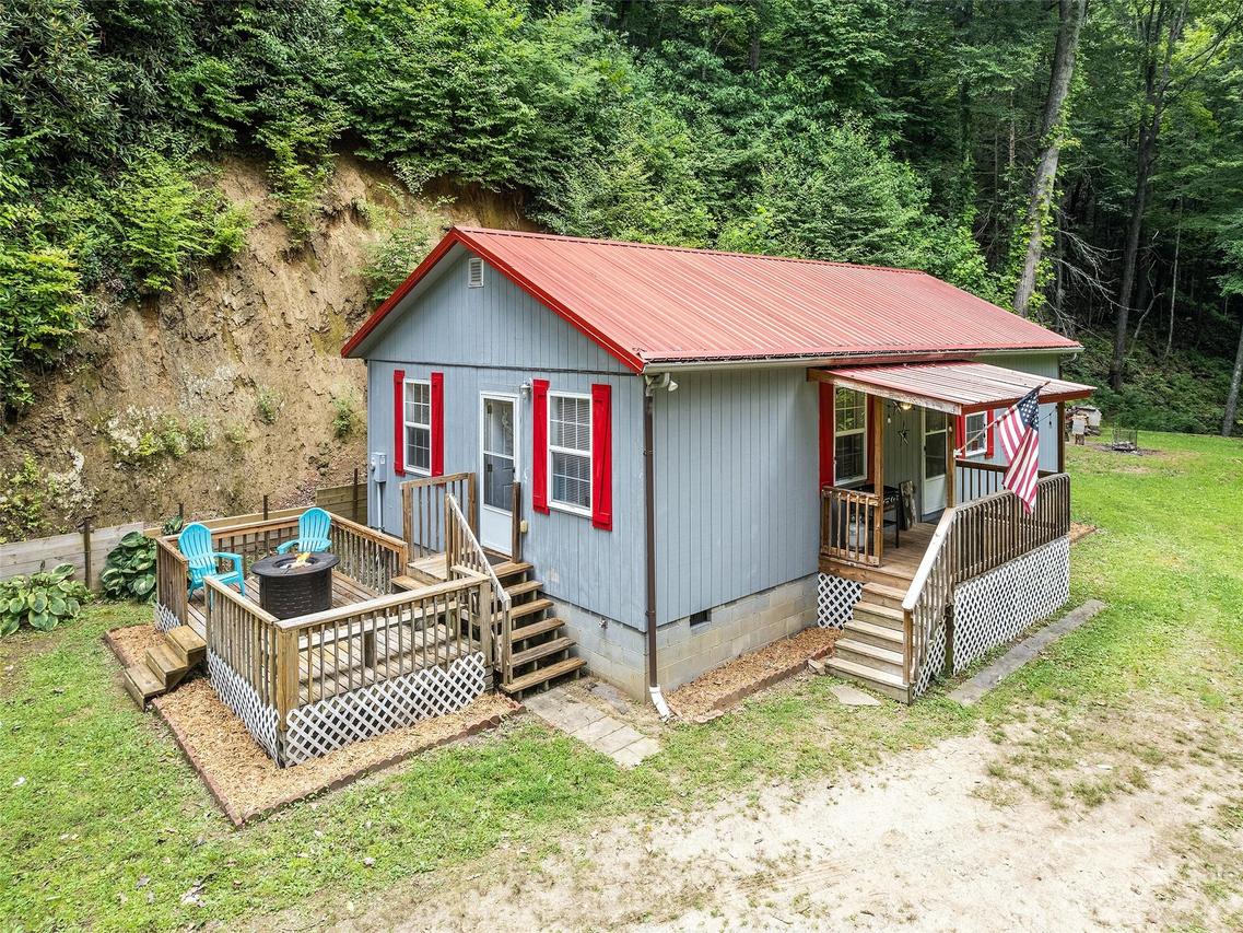 70 Cardinal Ln., Waynesville, NC 28786
