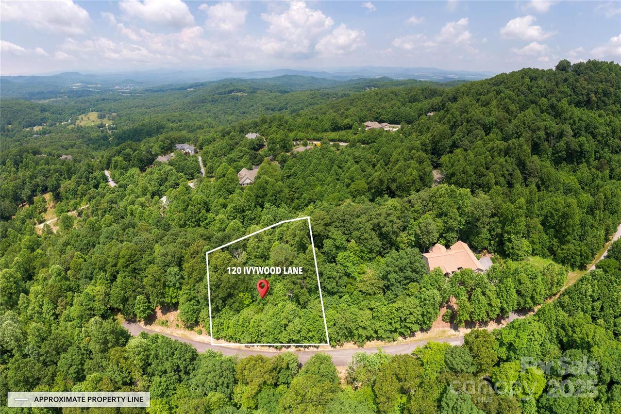 120 Ivywood Ln., Laurel Park, NC 28739