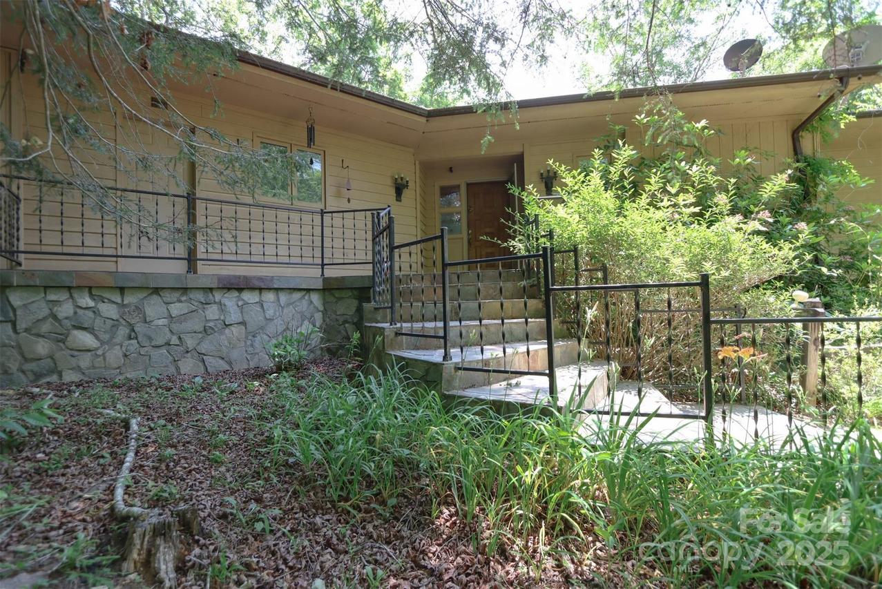 388 Island Creek Rd., Lake Lure, NC 28746
