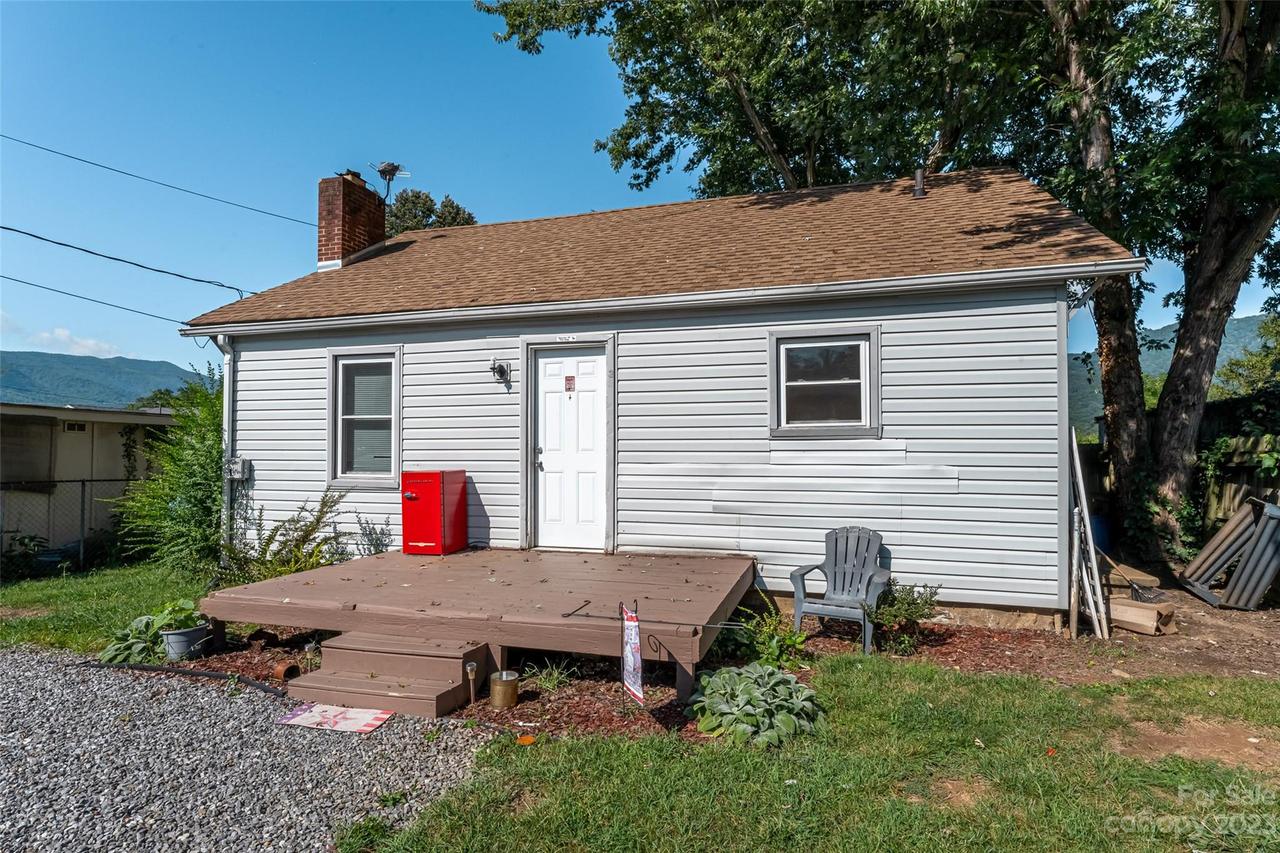 33 Maxwell St., Waynesville, NC 28786
