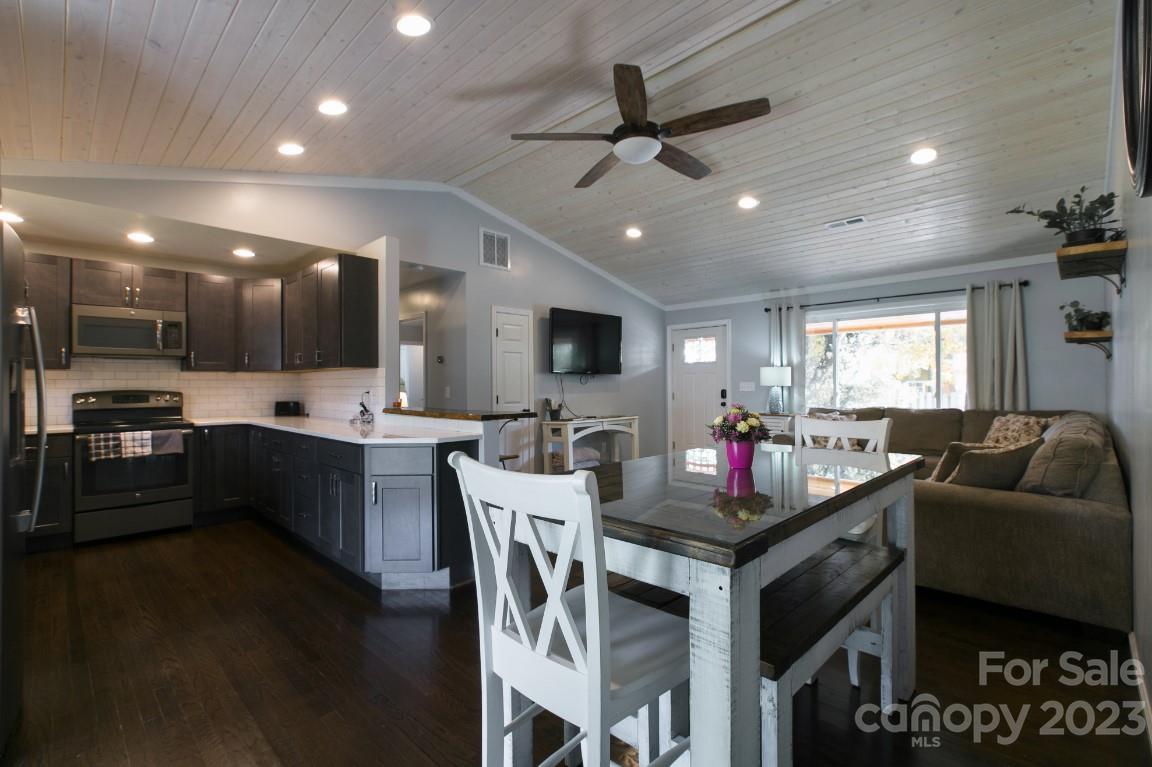 19 Stratford Dr., Waynesville, NC 28786