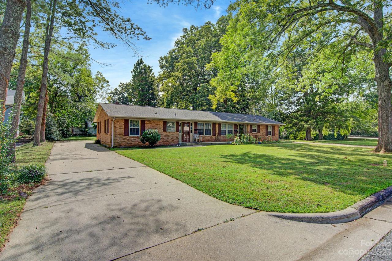 226/228 5th Avenue Ct., Hickory, NC 28601