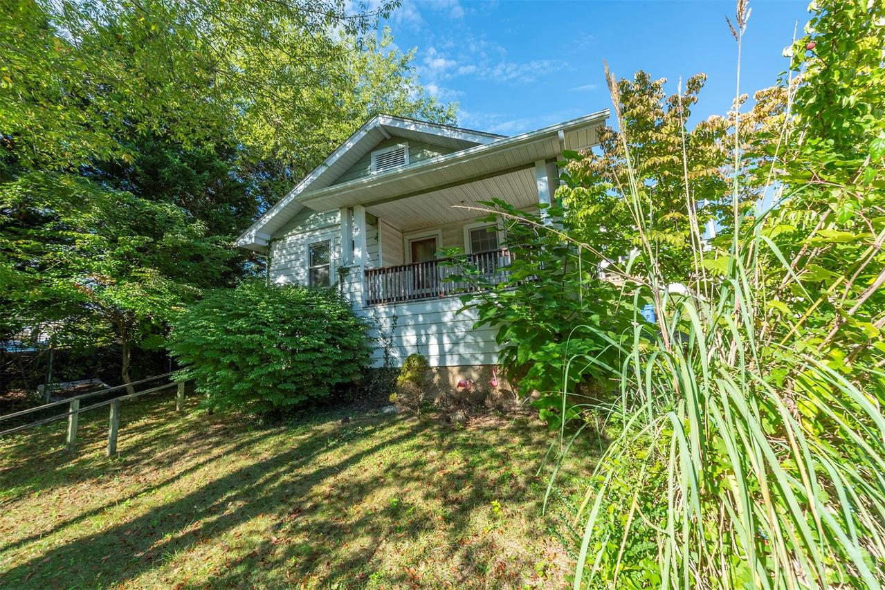 26 Henrietta St., Asheville, NC 28801