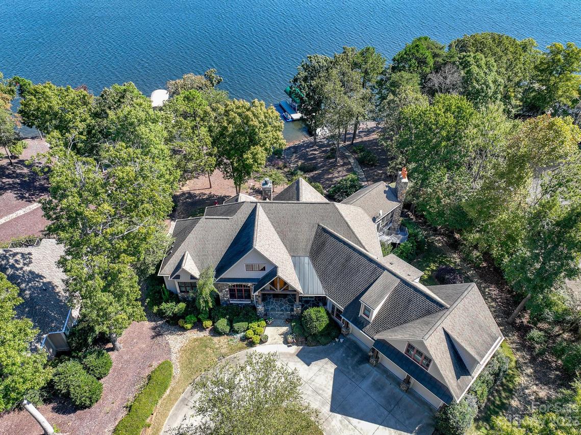 215 Porters Glen Ln., New London, NC 28127