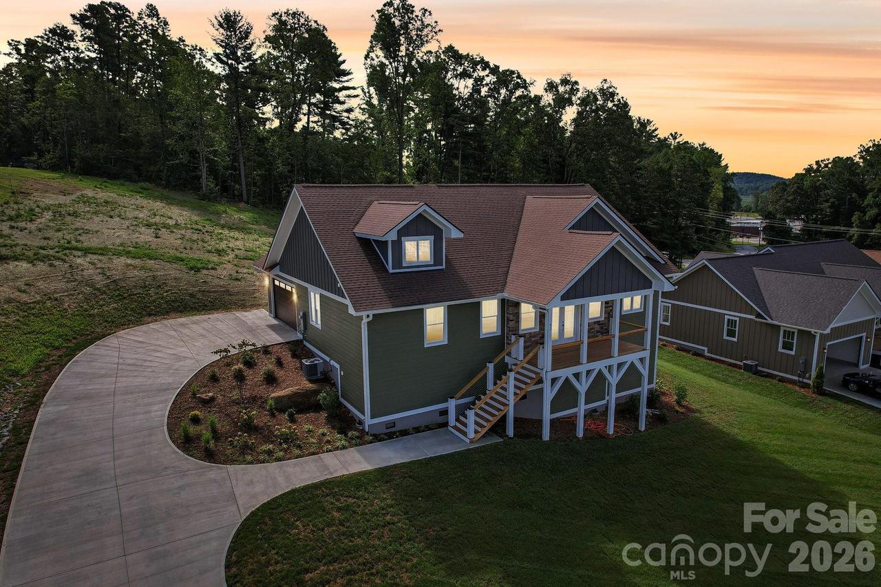 62 Maple Knoll Dr., Hendersonville, NC 28792