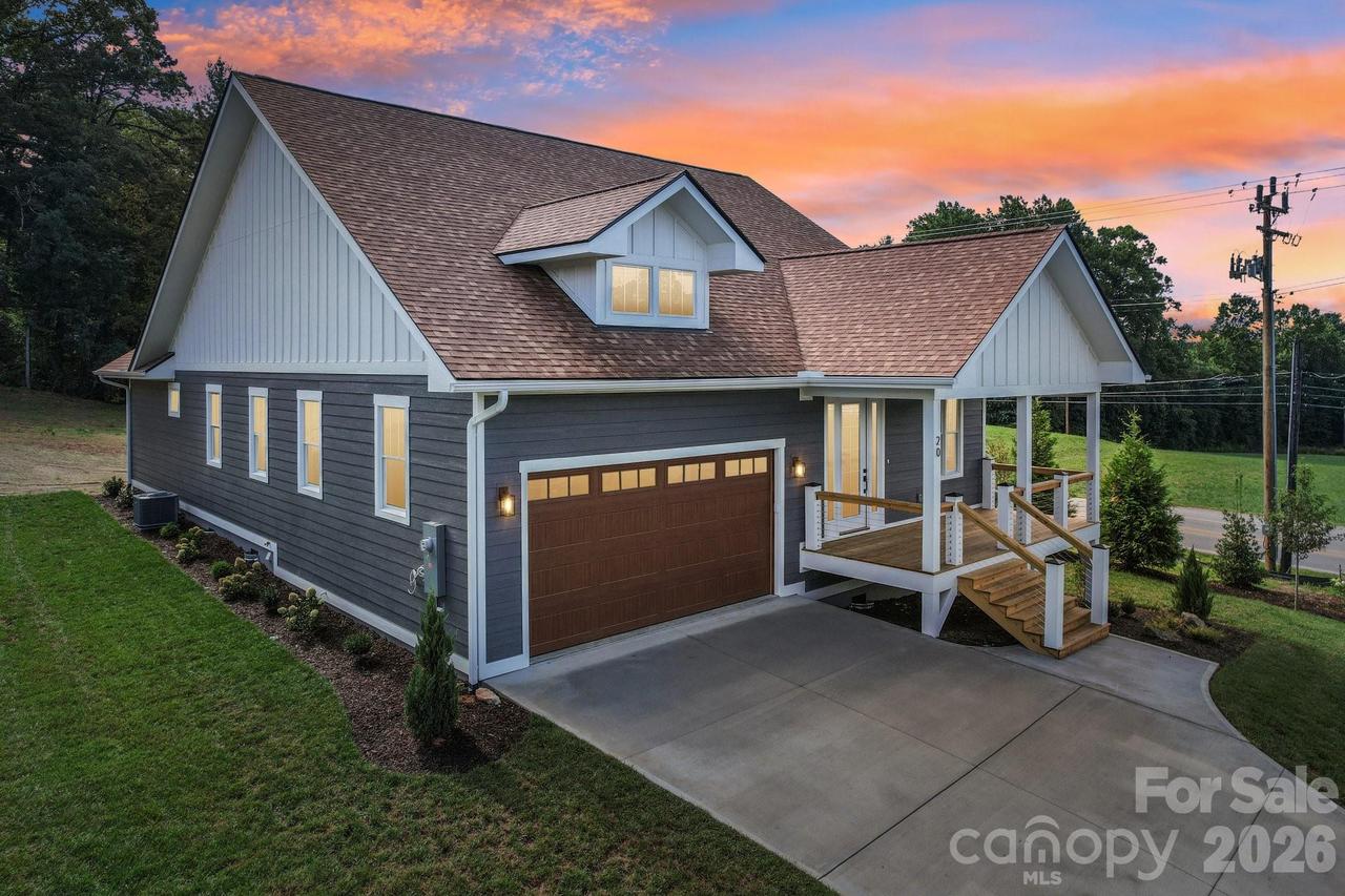 20 Maple Knoll Dr., Hendersonville, NC 28792