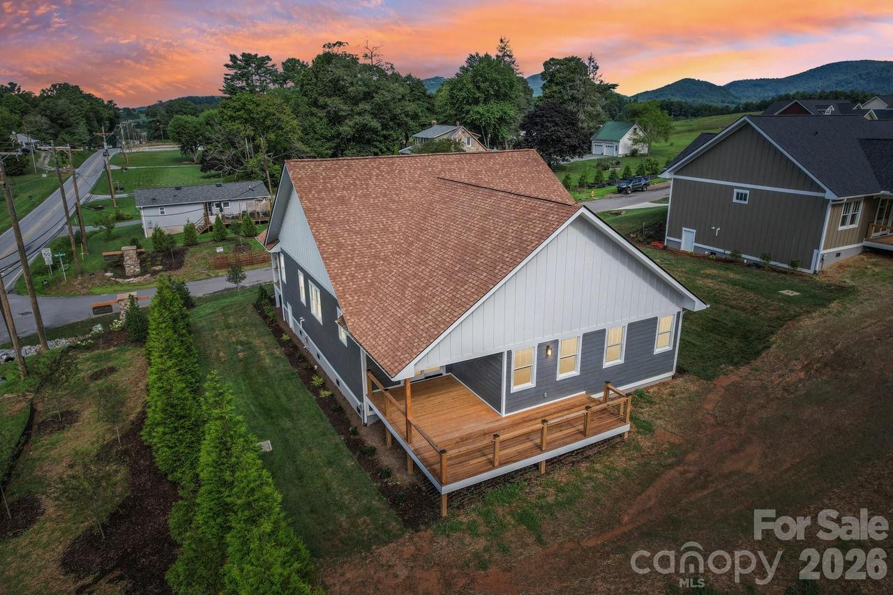 20 Maple Knoll Dr., Hendersonville, NC 28792