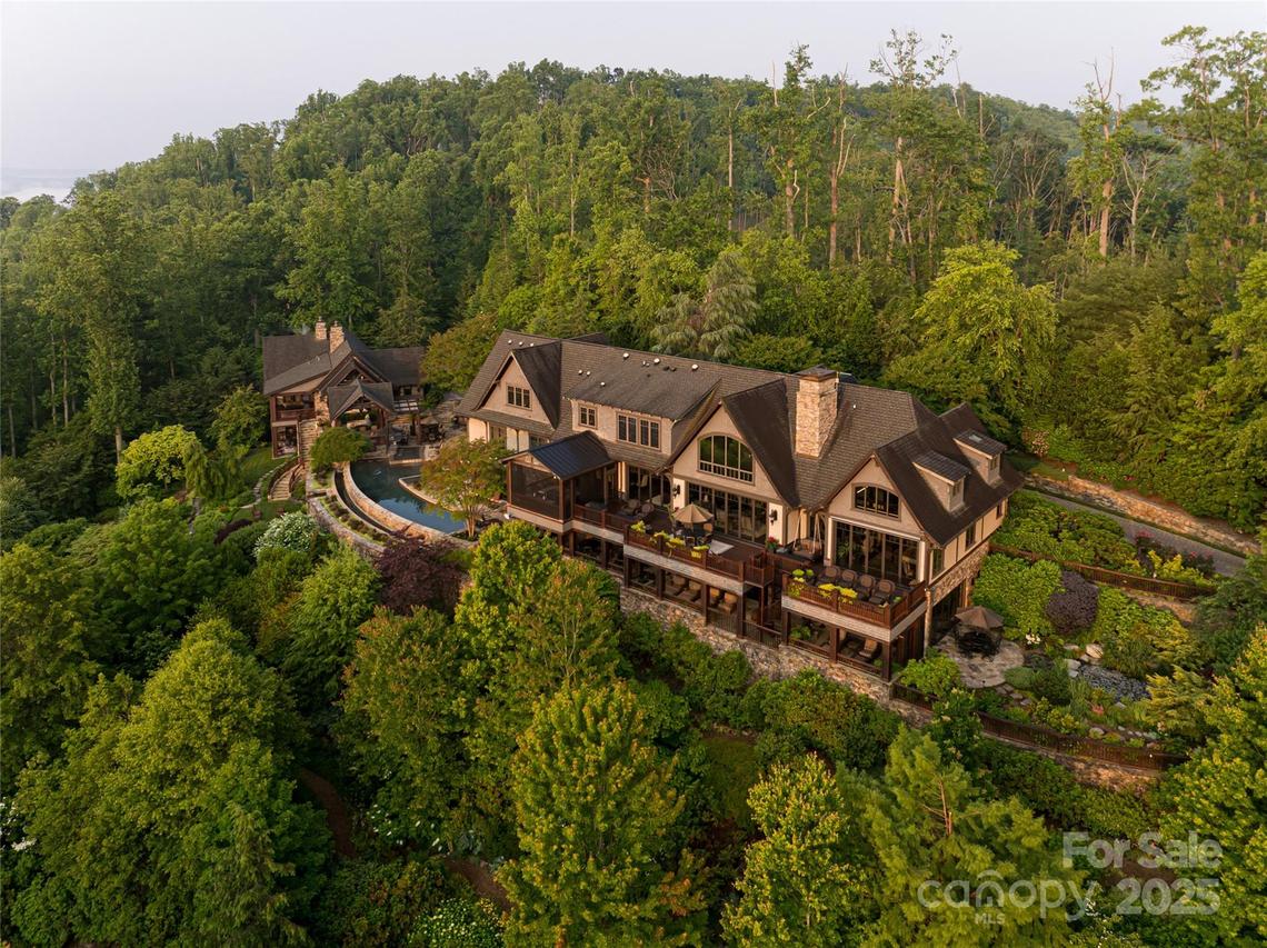 66 N Deerhaven Ln., Asheville, NC 28803