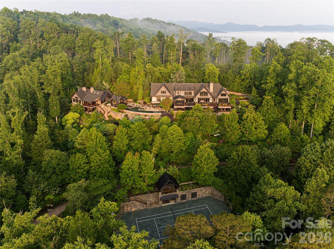 66 N Deerhaven Ln., Asheville, NC 28803