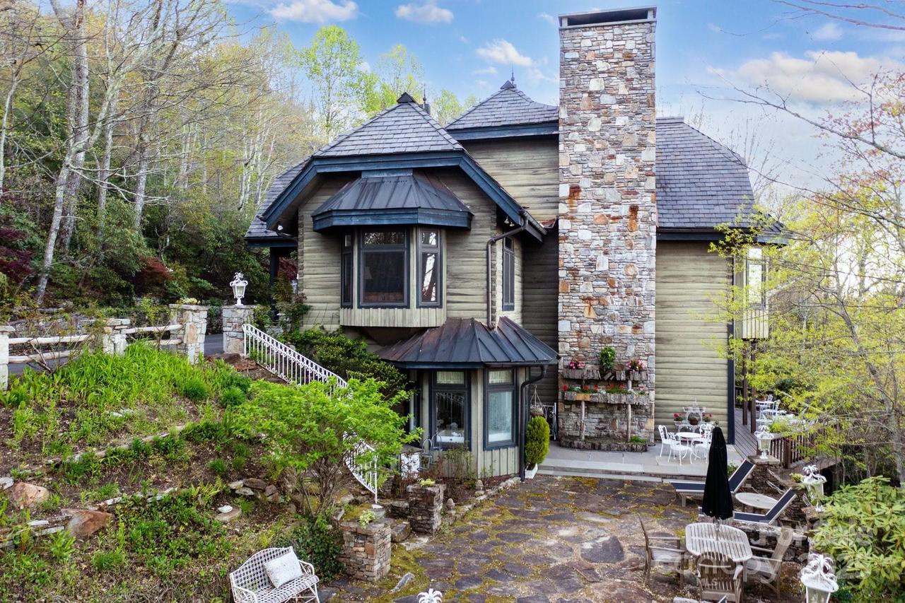 1052 Toxaway Dr., Lake Toxaway, NC 28747