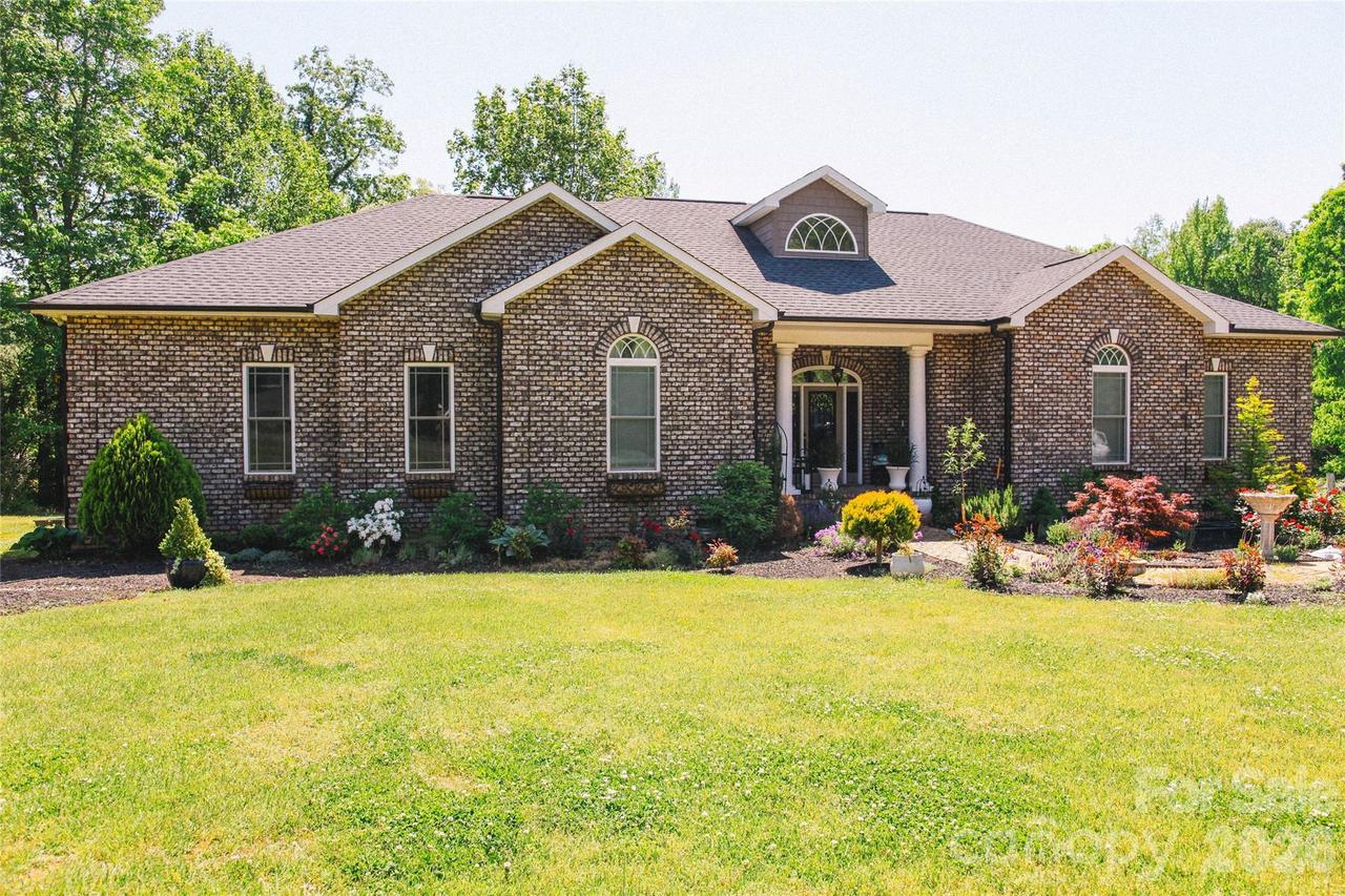 4642 King Crowder Dr., Gastonia, NC 28052