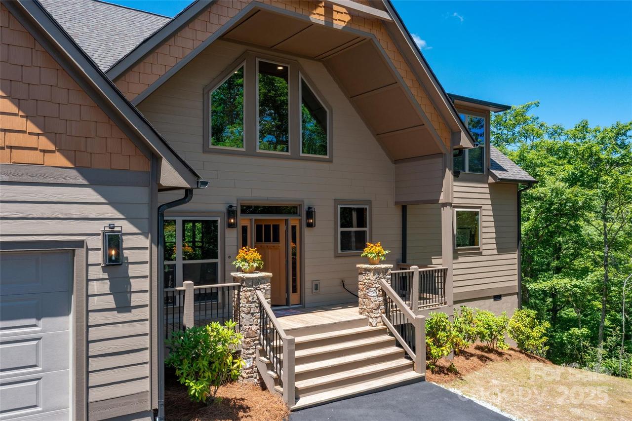 100 Tiger Paw Ln., Sapphire, NC 28774