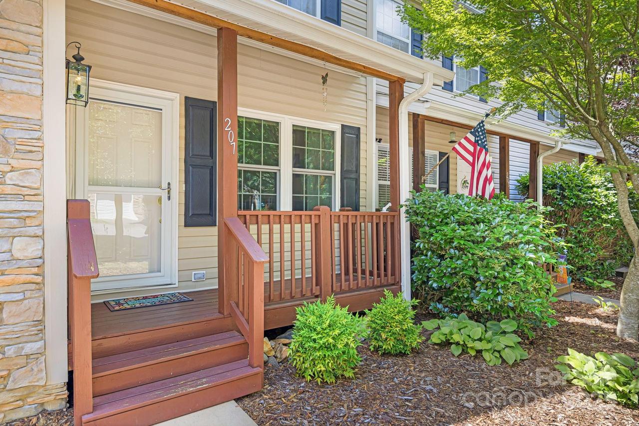207 Pembrook Rd., Swannanoa, NC 28778