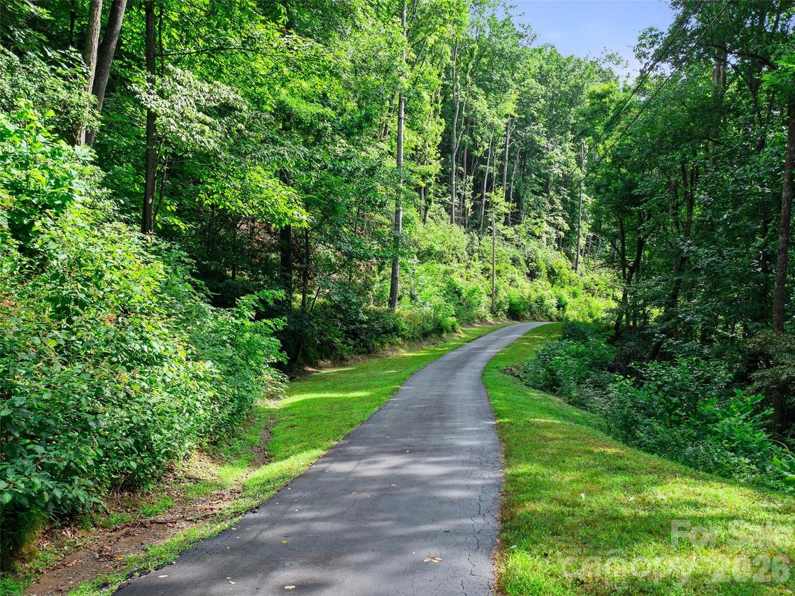 000 Falling Water Dr., Burnsville, NC 28714