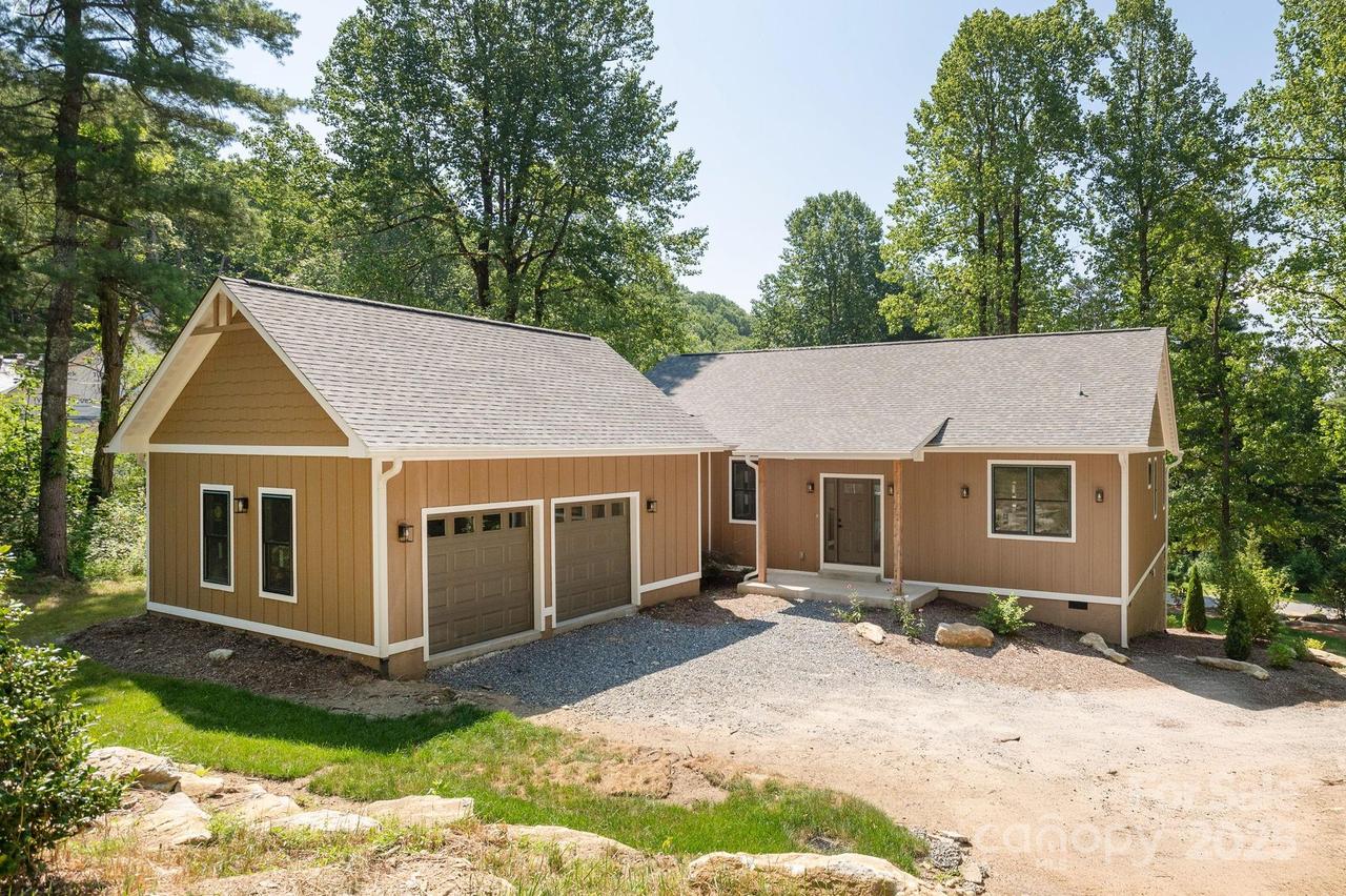 654 Hollybrook Dr., Flat Rock, NC 28731