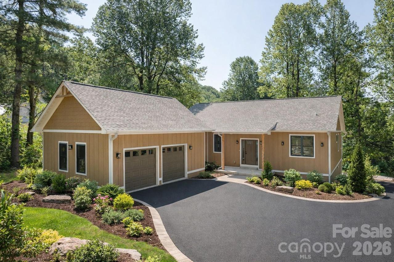 654 Hollybrook Dr., Flat Rock, NC 28731