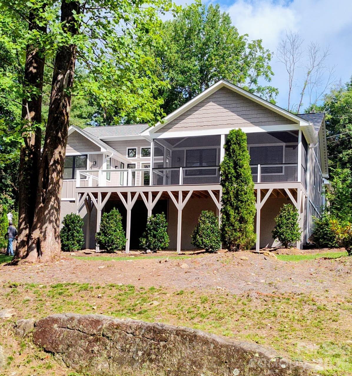 654 Hollybrook Dr., Flat Rock, NC 28731