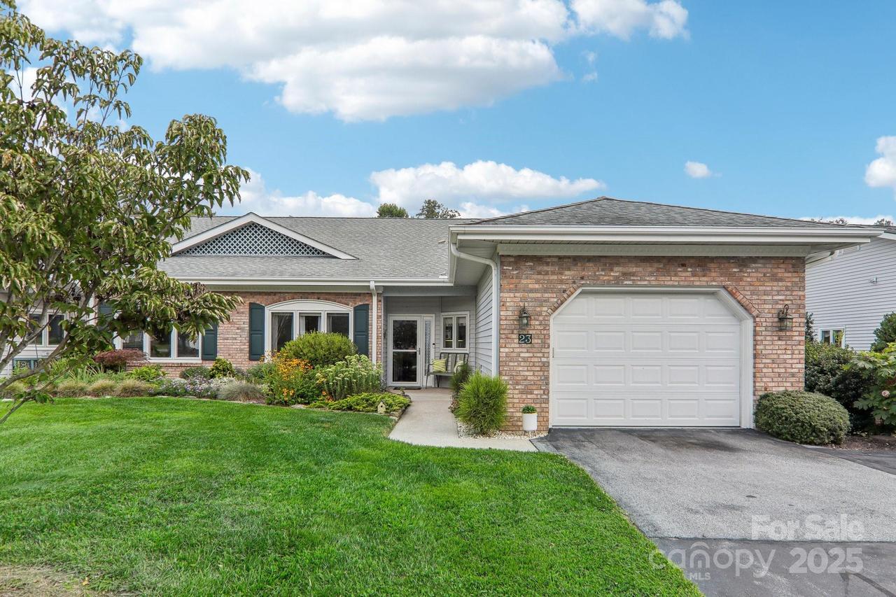 23 Country Meadows Ln., Hendersonville, NC 28792