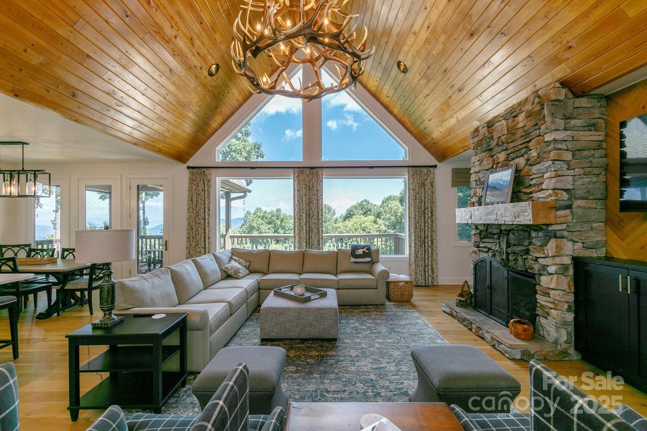 410 Springhouse Dr., Burnsville, NC 28714