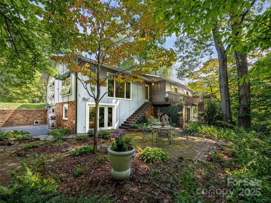 5 Hillcrest Rd., Asheville, NC 28804
