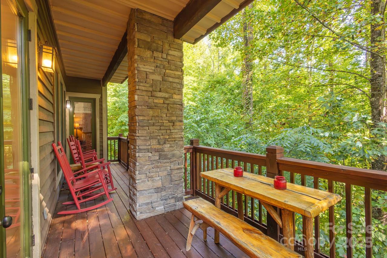 150-2 Saddle Notch Ln., Tuckasegee, NC 28783