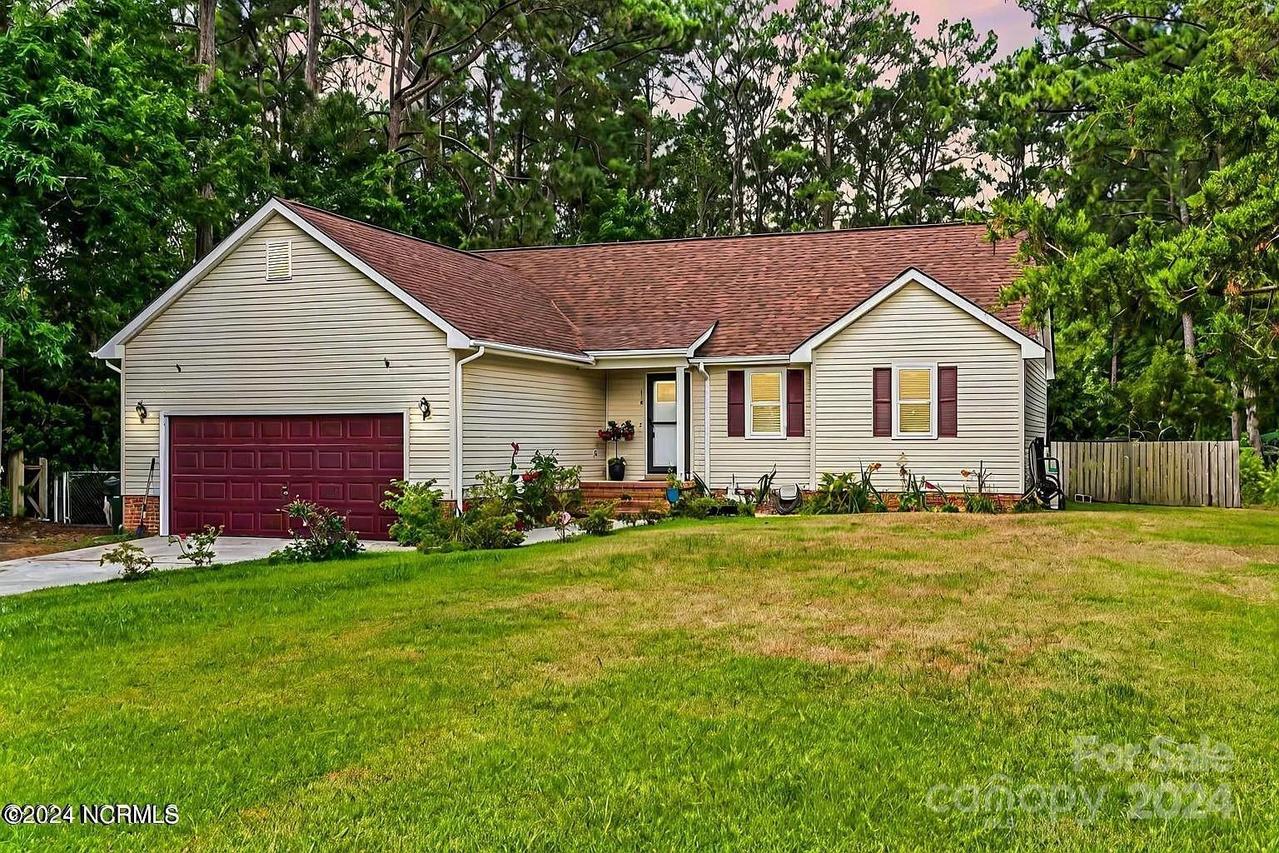 828 Wood Creek Dr., Hubert, NC 28539