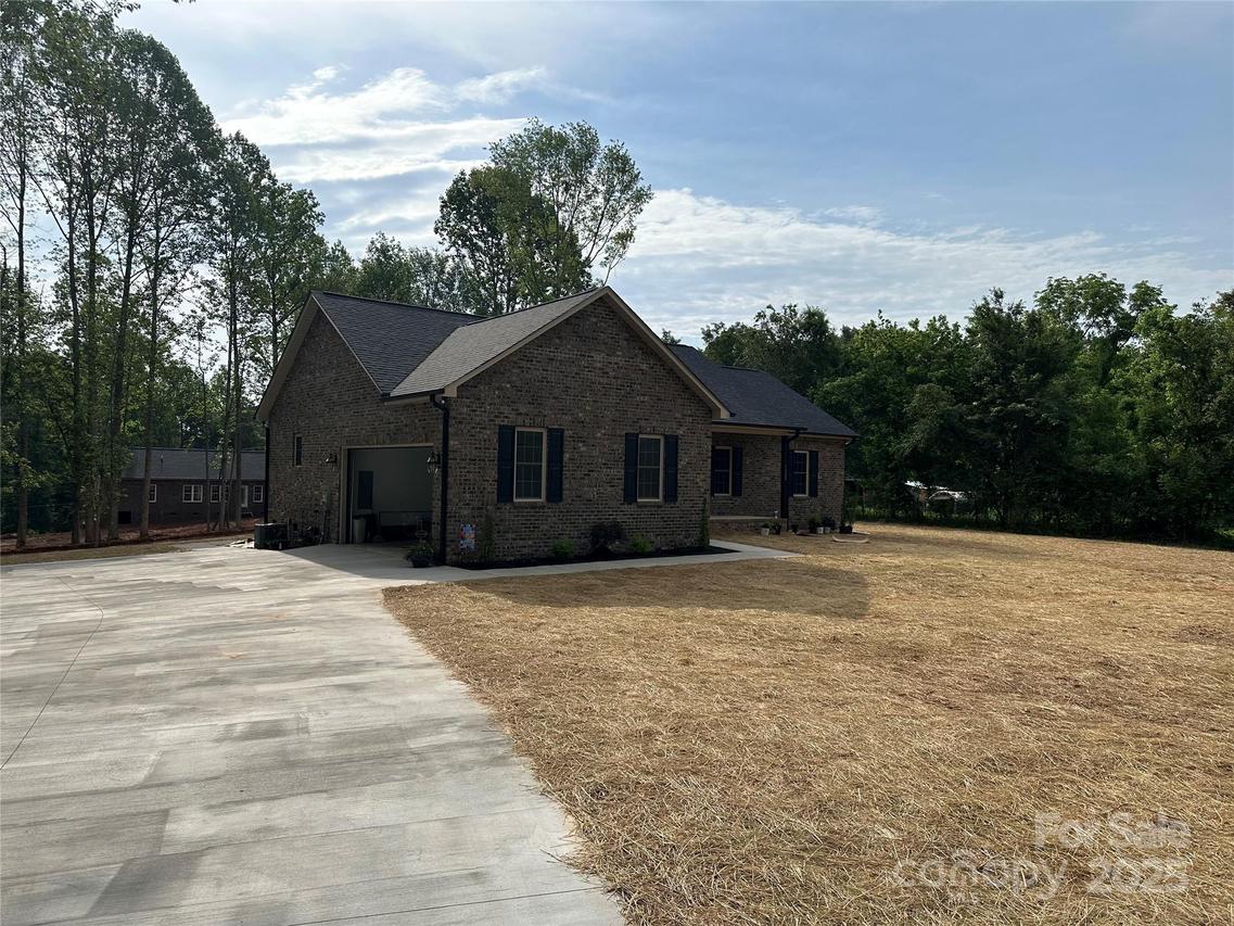 1022 Quail Hill Ave., Newton, NC 28658