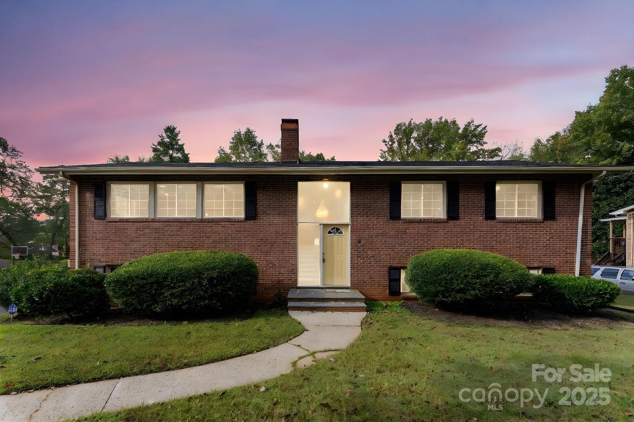 3327 Deerwood Dr., Gastonia, NC 28054