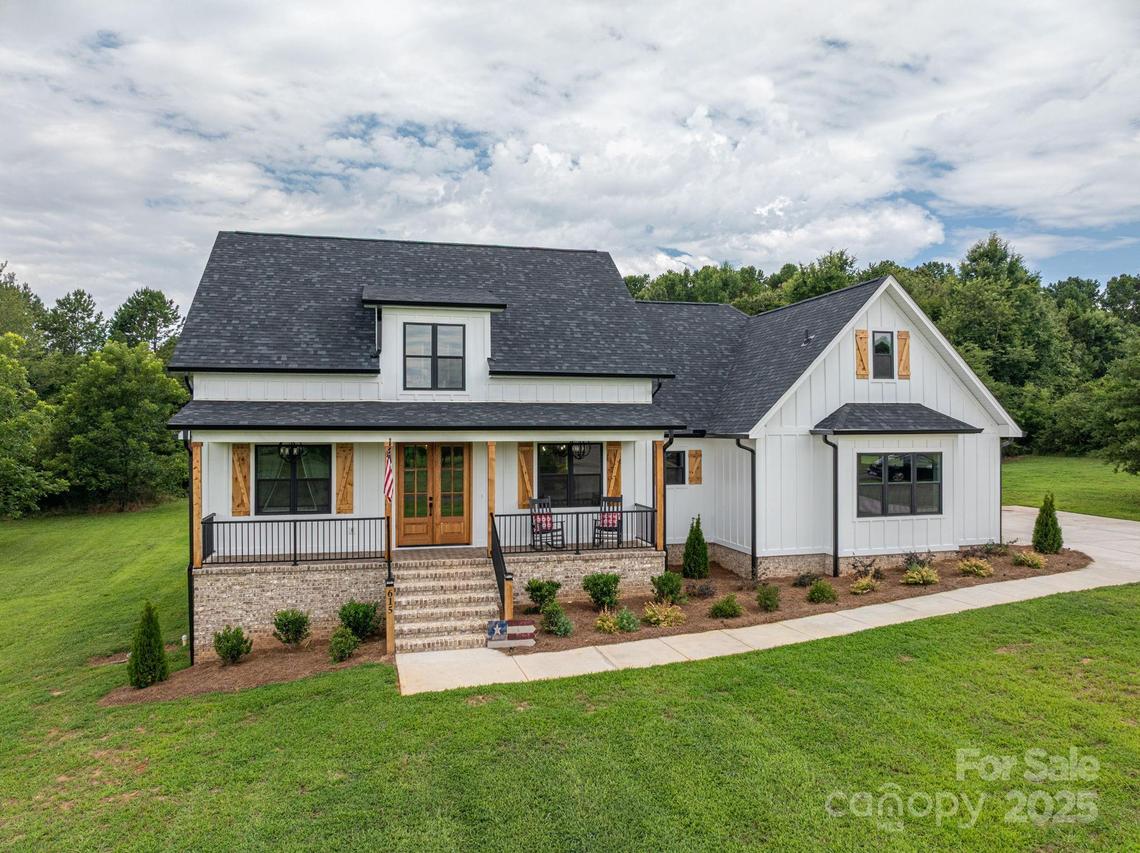 615 Sandycrest Dr., Cherryville, NC 28021