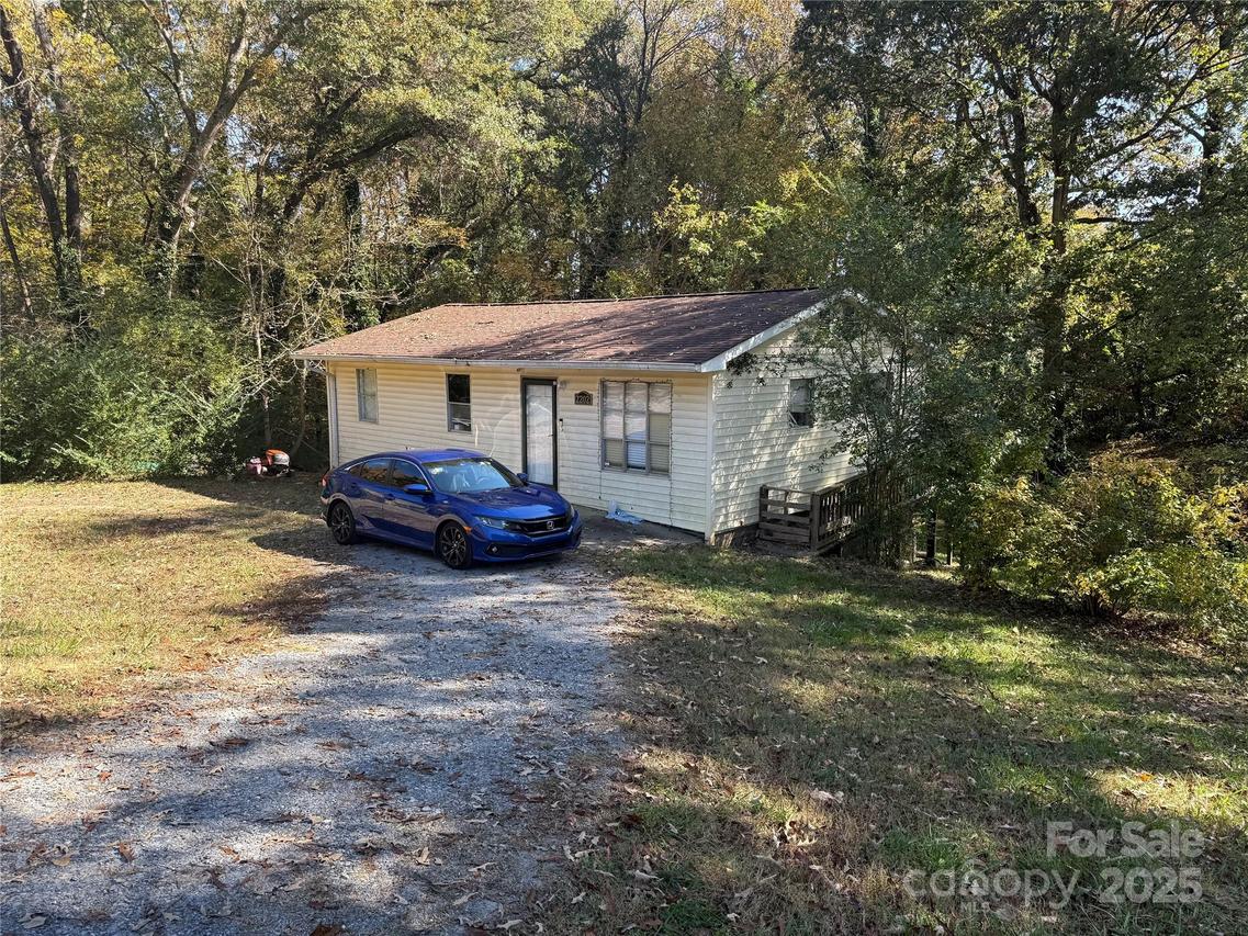 2202 Hillcrest Rd., Dallas, NC 28034