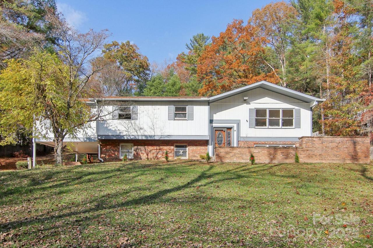 821 Anne Ave., Hendersonville, NC 28739