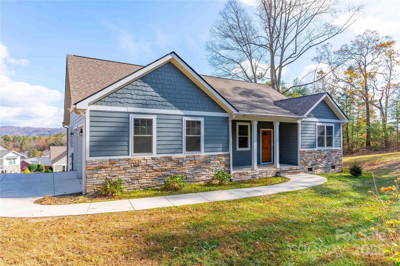 2637 Bowden Ln., Hendersonville, NC 28792