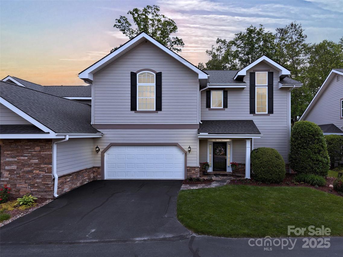 67 Towne Place Dr., Hendersonville, NC 28792