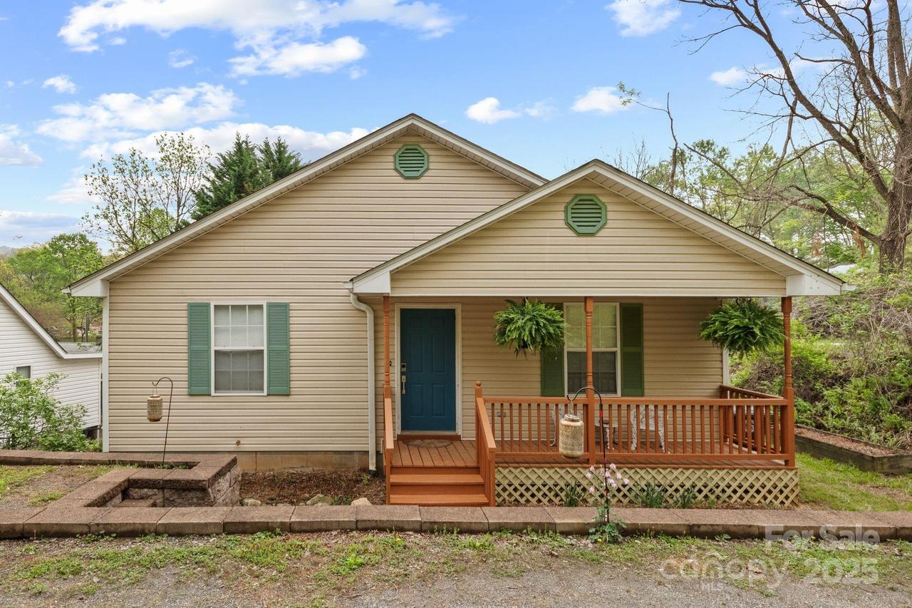108 Springbrook Rd., Asheville, NC 28804